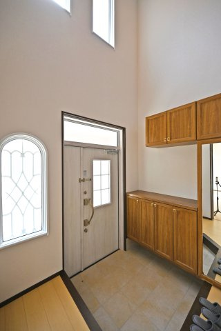 宝塚市中筋山手5丁目中古戸建│3LDK+駐車1台可（ビルトインガレージ）の玄関|広々として開放感がある玄関ホールは、来客時も気持ちよく迎えるこことができます。 玄関上部には吹抜が設けられており、採光も確保され明るく清潔感のある玄関です。