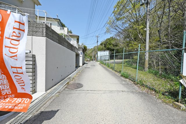 宝塚市中筋山手5丁目中古戸建│3LDK+駐車1台可（ビルトインガレージ）の前面道路含む現地写真|前面道路は東側に約4ｍ幅です。