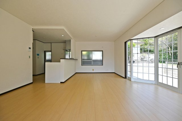 宝塚市中筋山手5丁目中古戸建│3LDK+駐車1台可（ビルトインガレージ）の居間・リビング|キッチンは対面式ながらカウンタータイプの為手元を隠しながら調理とコミュニケーションの両立が可能。実用性と意匠性を兼ね備えたLDKに仕上がりました。