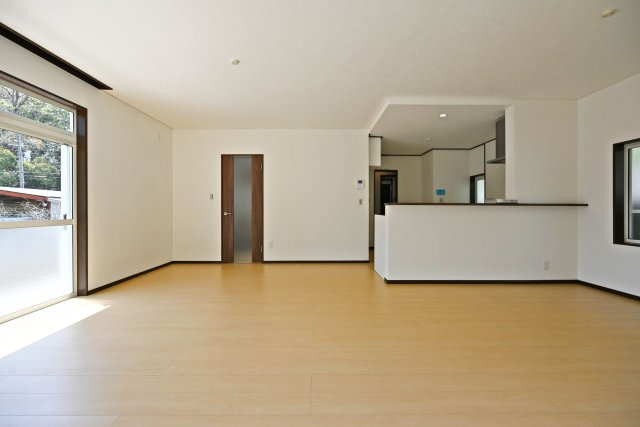 宝塚市中筋山手5丁目中古戸建│3LDK+駐車1台可（ビルトインガレージ）の居間・リビング|1階LDK内観写真です。 対面式キッチンで家族同士のつながりを感じやすい設計を基調としています。