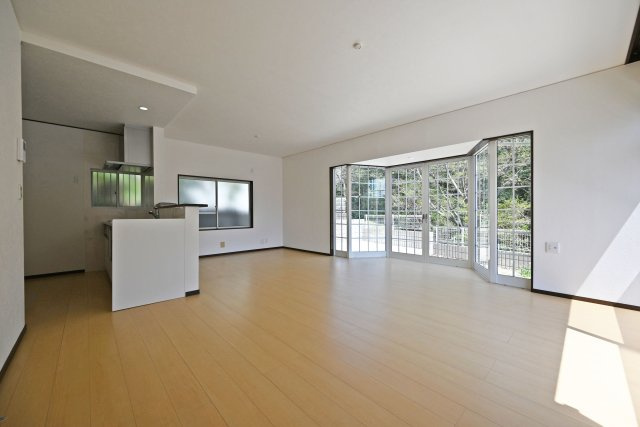 宝塚市中筋山手5丁目中古戸建│3LDK+駐車1台可（ビルトインガレージ）の居間・リビング|1階LDKに入ってすぐの内観写真です。
庭に面して大きな窓があるので光が差し込んできます。
