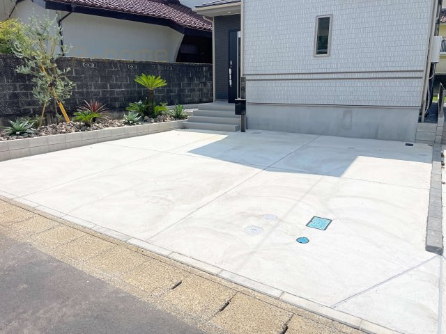 土浦市中高津2丁目　新築戸建て　D号棟の駐車場|カースペースは3台完備。ゲスト用のスペースも確保できますね♪