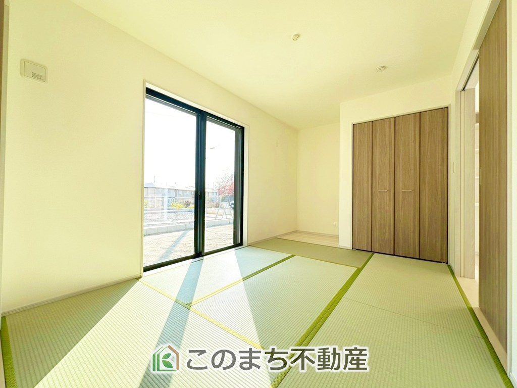 いろどりアイタウン宇都宮市岩曽町24-P1の和室|お子様のお昼寝にも便利な和室です。大きな窓から暖かな日差しが差し込みます♪

