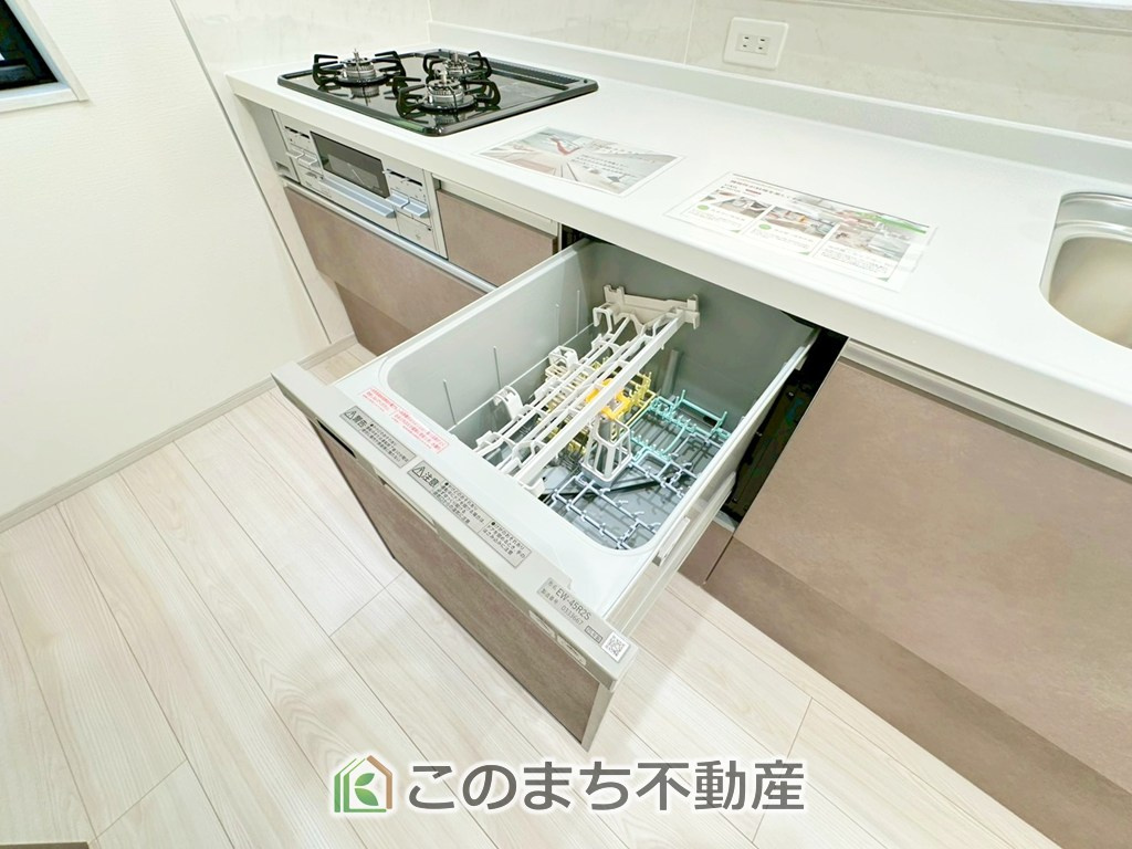 いろどりアイタウン宇都宮市岩曽町24-P1の設備|あったらいいなの代表的な設備である食洗機。ビルトイン型で、おさまりもよく、使い勝手も良好です。料理をするのは好きだけど、後片付けは苦手な方に重宝します。洗う手間がないので、時間を有効に使えますね。
