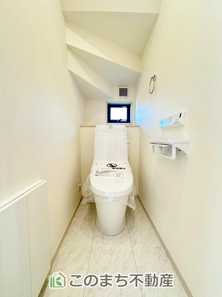 いろどりアイタウン宇都宮市岩曽町24-P1のトイレ|小窓から換気ができて清潔なトイレスペース☆ウォシュレット搭載です！
