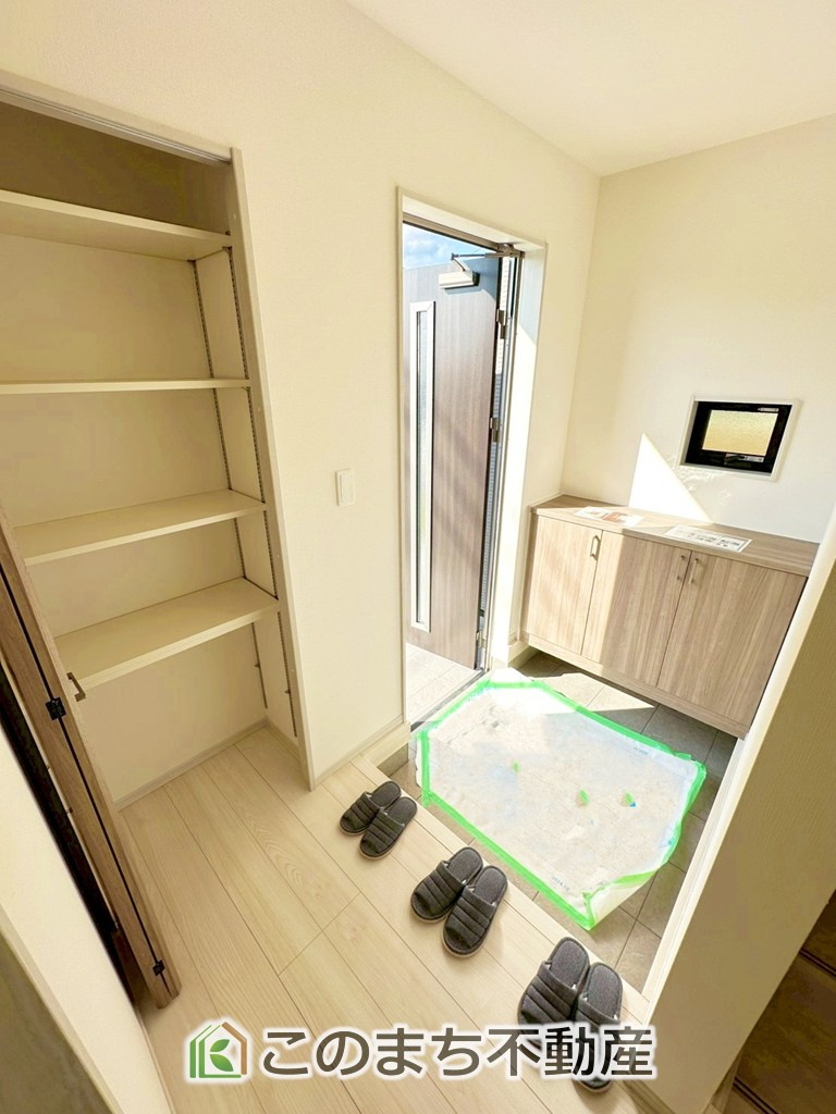 いろどりアイタウン宇都宮市岩曽町24-P1の玄関|大きなシューズボックスを完備しております！玄関スペースを有効に活用できますね！
