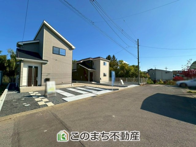 いろどりアイタウン宇都宮市岩曽町24-P1の前面道路含む現地写真|前面道路は広々としてます！運転が苦手な方でもお車の出し入れ簡単で安心です☆
