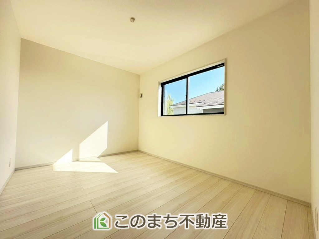 いろどりアイタウン宇都宮市岩曽町24-P1の洋室|柔らかい陽光が差し込む明るいお部屋を演出する設計。彩光の取れる窓が気持ちの良いお部屋を創り上げます。
