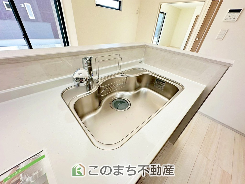 いろどりアイタウン宇都宮市岩曽町24-P1の設備|ビルトイン型浄水器を内蔵したキッチン水栓。お米を研いだり、野菜を洗ったりするときなど用途に応じてワンタッチで浄水に切り替えが可能です。カートリッジ式なので、フィルターを簡単に交換する事が出来ます。
