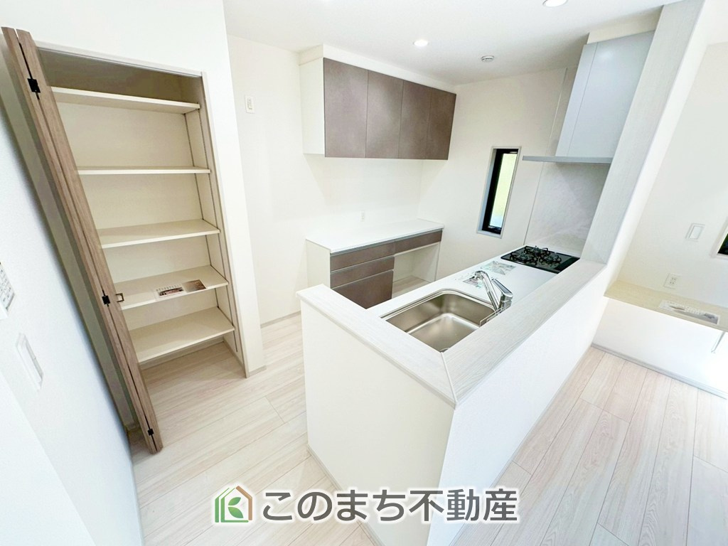 いろどりアイタウン宇都宮市岩曽町24-P1のキッチン|キッチンにはパントリーも完備しております♪
