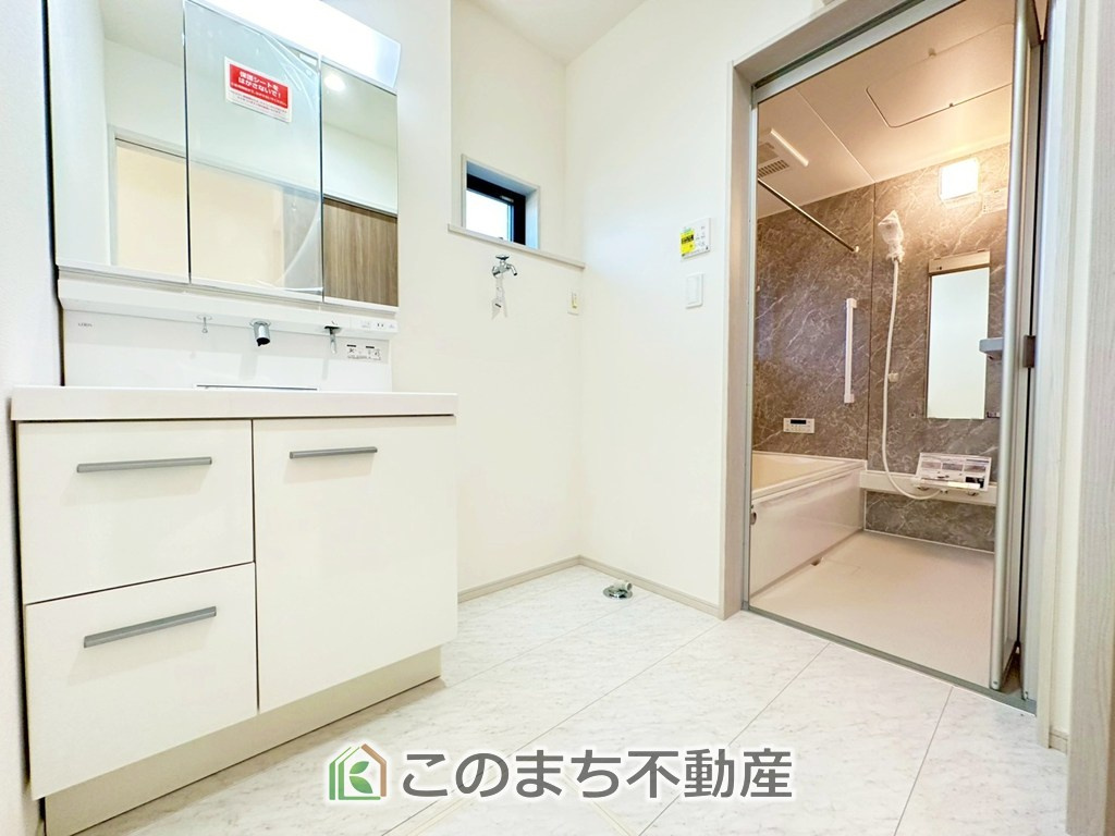 いろどりアイタウン宇都宮市岩曽町24-P1の洗面所|脱衣所は広々としておりますので、お子様のお着替えもストレスなくできます！
