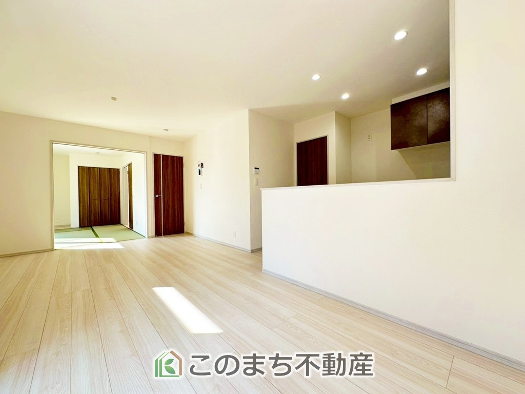 いろどりアイタウン宇都宮市岩曽町24-P1の居間・リビング|オープンでのびやかな空間を生み出す、こだわりの広がりとゆとり。家族と過ごす時間を大切にしたい方にぴったりの明るくゆとりある住空間です。
