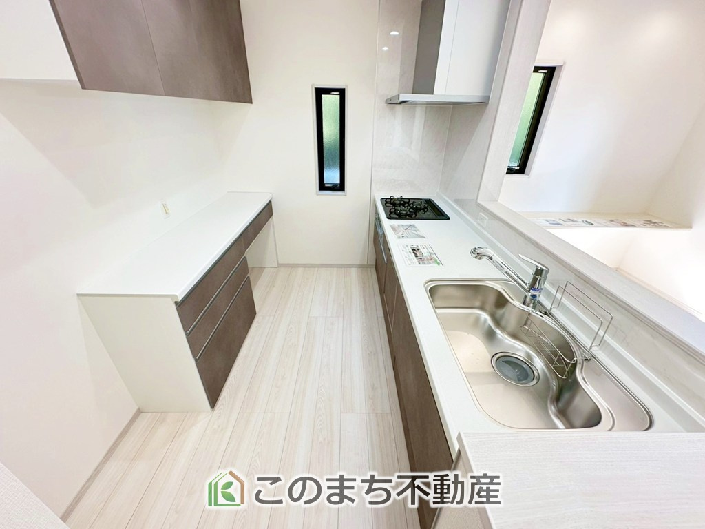 いろどりアイタウン宇都宮市岩曽町24-P1のキッチン|"お洒落なホワイト天板のペニンシュラキッチンを採用しております。
浄水器内蔵の水栓です♪
さらに大型のカップボードが標準装備なのはうれしいですね♪
