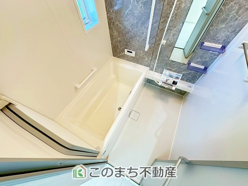 いろどりアイタウン宇都宮市岩曽町24-P1の浴室|"ゆったり１坪バスには換気・乾燥・暖房機能付き！！
大人も足を伸ばせるゆったり浴槽！！
ご家族皆さんで入っても、一人でゆっくり入っても一日の疲れを癒してくれるお風呂です！！"
