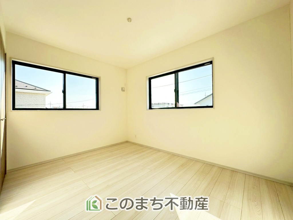 いろどりアイタウン宇都宮市岩曽町24-P1の洋室|居室のサッシにはペアガラスを採用しております。高い断熱性による省エネと結露対策に有効です。
