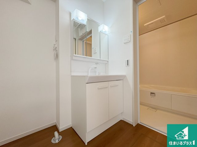 守山市下之郷　第1期　新築一戸建ての独立洗面台|清潔感のある洗面台です。フラットな鏡は掃除がしやすく毎日清潔！鏡裏には収納があるのでスッキリとした洗面台が保てます。