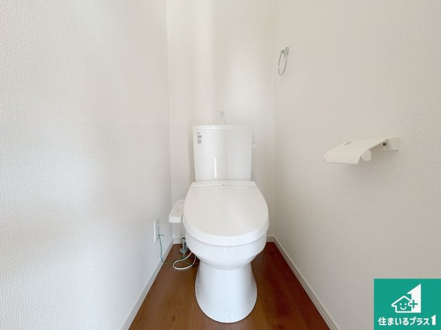 守山市下之郷　第1期　新築一戸建てのトイレ|1・2階の2ヶ所にあるので、朝の忙しい時間の順番待ちもなく、深夜の利用にも大変便利です。