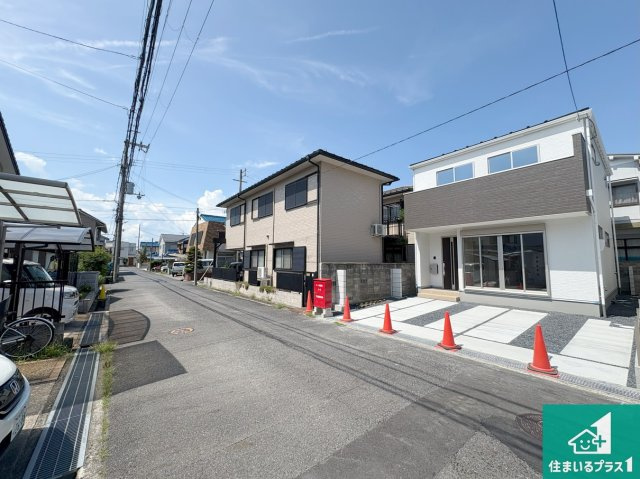 守山市下之郷　第1期　新築一戸建ての前面道路含む現地写真|周辺は閑静な住宅街！前面道路広々で車の出し入れも便利です。駐車が苦手な方でも安心して車庫入れできます！