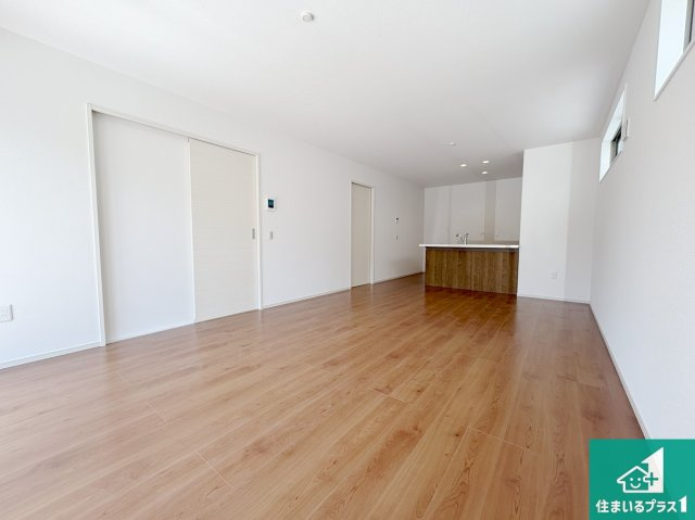 守山市下之郷　第1期　新築一戸建ての居間・リビング|日当たり良好の明るいリビングで朝の目覚めもスッキリできそう！対面キッチンでご家族のコミュニケーションも自然と増える設計！小さなお子様が遊ぶスペースを作っても広々とくつろげるLDK！