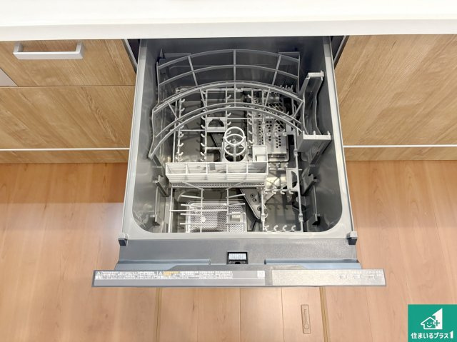 守山市下之郷　第1期　新築一戸建ての設備|食事後の一仕事、食器洗いをボタン一つでお任せできちゃいます！場所を取らないビルトイン式なので、お料理スペースもしっかり確保！