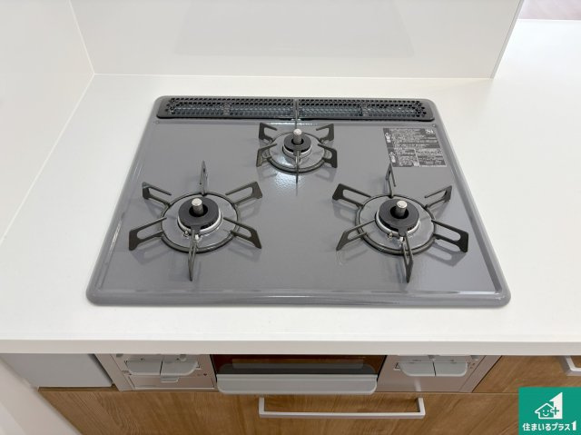 守山市下之郷　第1期　新築一戸建ての設備|ダブル高火力Ｓｉセンサー付きコンロ！３口あるので、まとめて料理をする時も大活躍！