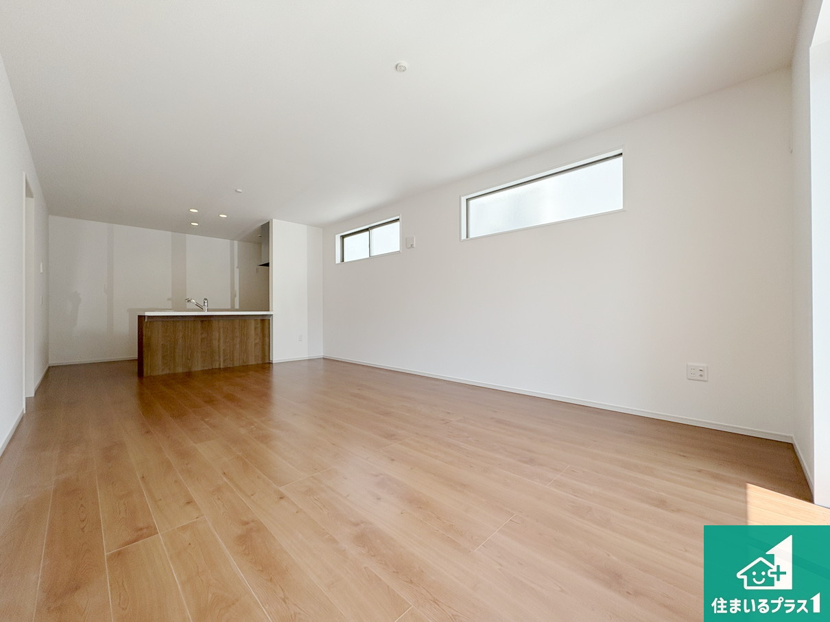 守山市下之郷　第1期　新築一戸建ての居間・リビング|シンプルなリビングは、観葉植物等のインテリアを楽しめますね！パパ好みにも、ママ好みにも家具次第で雰囲気を変えることができます！