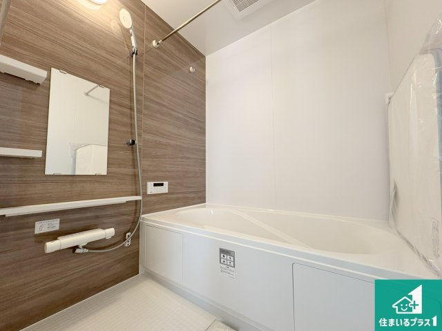 守山市下之郷　第1期　新築一戸建ての浴室|足をゆったり伸ばして寛げる浴槽です。窓が設けられていますので差し込む光が明るく穏やかな雰囲気にしてくれます♪浴室乾燥機も設置しているので、雨の日の洗濯物も安心です♪