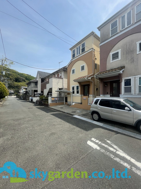藤沢市西富　中古戸建の前面道路含む現地写真