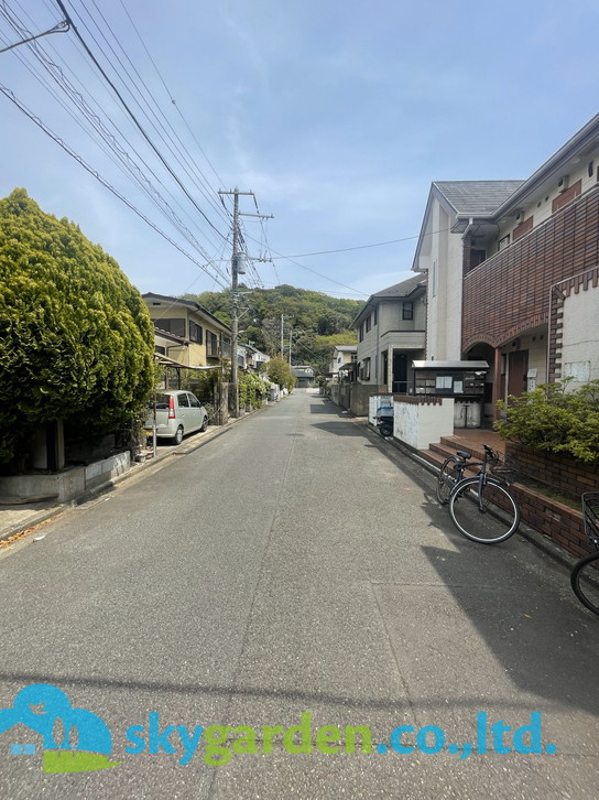 藤沢市西富　中古戸建の前面道路含む現地写真