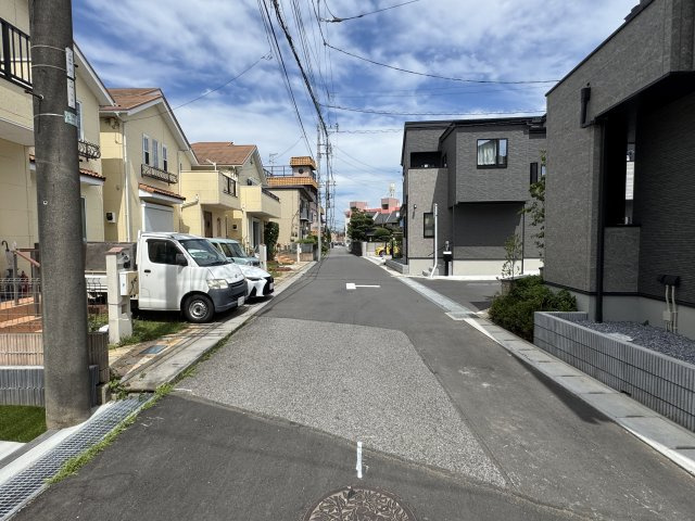 松戸市松戸新築戸建（松戸28期）の前面道路含む現地写真|南側前面道路・幅員約5ｍ