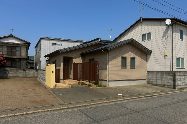 東区長者町　中古戸建の前面道路含む現地写真
