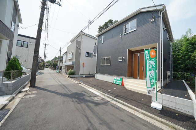 【横浜市瀬谷区阿久和西3丁目21-7新築戸建て】★仲介手数料無料★（原小学校・原中学校）の前面道路含む現地写真