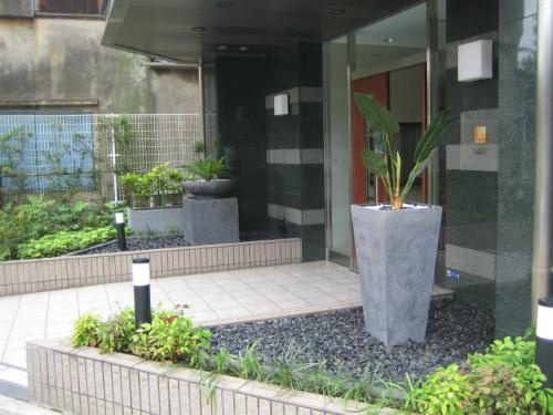 新宿区西新宿８丁目の賃貸マンションのエントランス