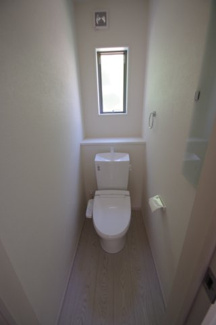 【トイレ】 | 【仲介手数料無料！！】稲城市平尾2丁目　新築戸建て（全2棟）1号棟　4899万円