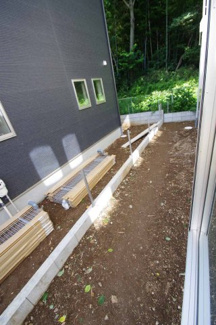 【その他】 | 【仲介手数料無料！！】稲城市平尾2丁目　新築戸建て（全2棟）1号棟　4899万円 | 2号棟の境界付近