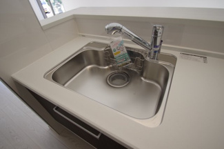 【キッチン】 | 【仲介手数料無料！！】稲城市平尾2丁目　新築戸建て（全2棟）1号棟　4899万円 | 浄水器付き水栓