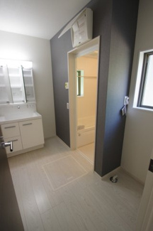 【脱衣所】 | 【仲介手数料無料！！】稲城市平尾2丁目　新築戸建て（全2棟）1号棟　4899万円 | 洗面所