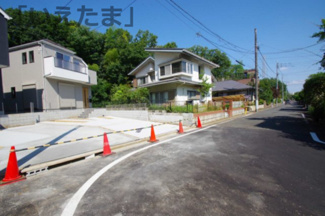 【前面道路含む現地写真】 | 【仲介手数料無料！！】稲城市平尾2丁目　新築戸建て（全2棟）1号棟　4899万円