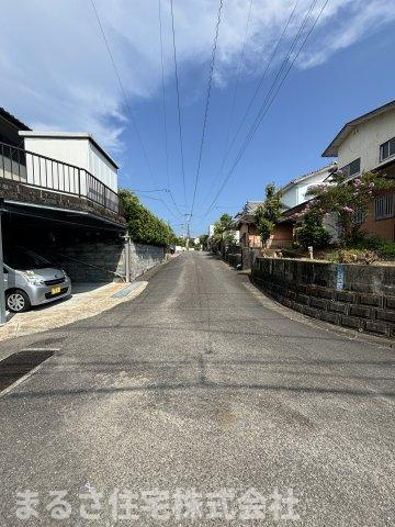 月見ヶ丘2丁目　A号地の前面道路含む現地写真