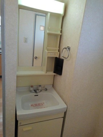 フラワーハイツ一条（Ａ）の洗面所|明るい洗面所です