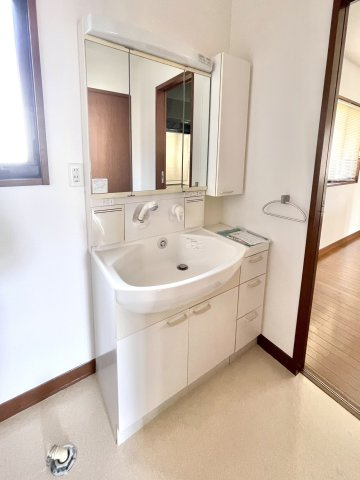 【中古戸建】前橋市青柳町の独立洗面台|■洗面室｜三面鏡の洗面台は鏡の裏が収納ポケットになっているので、ヘアケア用品や歯ブラシなどでごちゃつきがちな洗面台周りがスッキリ片付きます。　