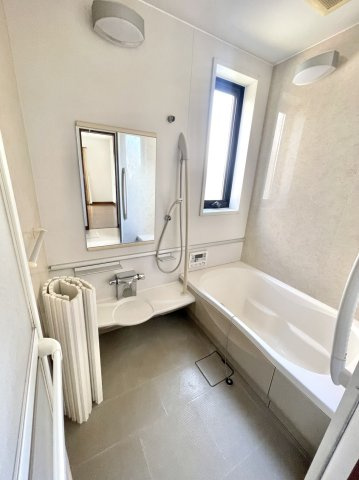 【中古戸建】前橋市青柳町の浴室|■浴室｜お子様やご年配の方にも負担のかからないエコベンチ浴槽。半身浴ができる機能性が魅力です。浴室暖房換気乾燥機付きで冬でも暖かく過ごせます。