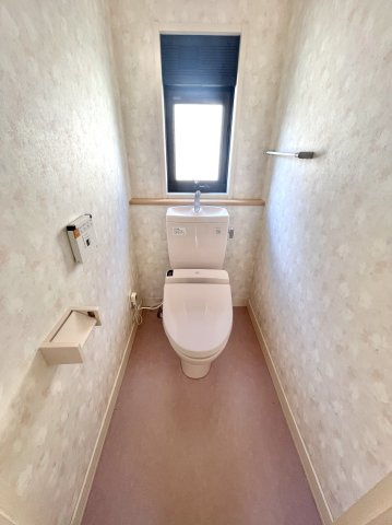 【中古戸建】前橋市青柳町のトイレ|■トイレ｜1階と2階にトイレがございます♪壁には小物を置けるスペースがあるのでトイレットペーパーのストックを置いておくのにも便利です♪写真などを飾ってもおしゃれですね♪