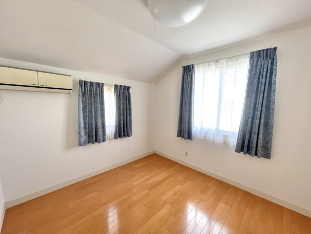 【中古戸建】前橋市青柳町の洋室|■2階洋室｜お子様の一人部屋にピッタリな洋室。木のぬくもりを感じるフローリングは、天然木の味わいが時とともに深みを増していきます。また、傷にも強く、フリーワックスでお手入れもラクラクです♪