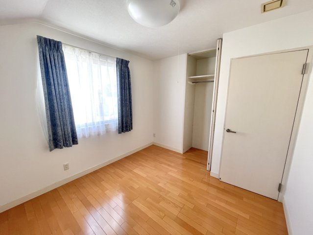 【中古戸建】前橋市青柳町の洋室|■2階洋室｜ナチュラルカラーの床です。模様替えなどとても楽しく工夫できます♪陽当たり、風通しもとても良いので毎日快適な生活スタートです！子供部屋にも良いですね♪