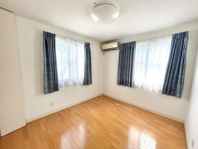 【中古戸建】前橋市青柳町の洋室|■2階洋室｜2階洋室には大きな窓をご用意しています。日中はあたたかな日差し差し込み自分時間も充実できますね＾＾