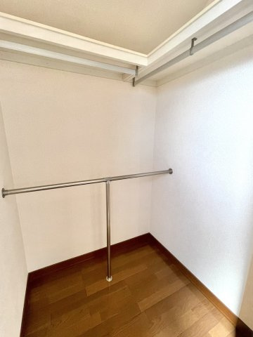 【中古戸建】前橋市青柳町の収納|■WIC｜お気に入りのお洋服もシワを作らずきれいに管理ができる夢のウォークインクローゼット！今お使いの収納ケースもスッポリそのまま収まる広さです♪