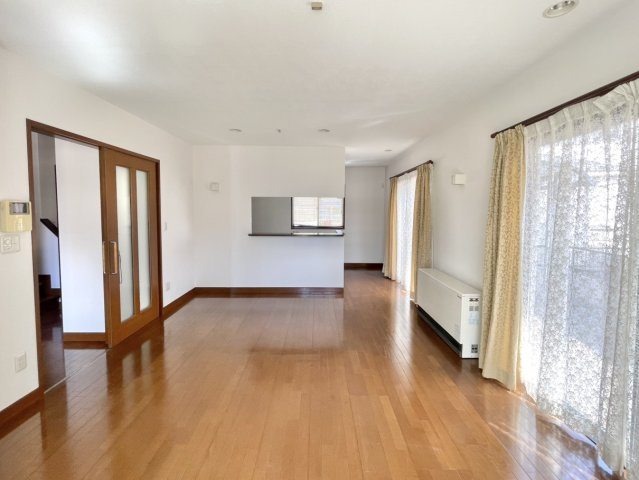 【中古戸建】前橋市青柳町の居間・リビング|■リビング｜窓から射し込む陽射しが縦横に広がり、あたたかな空間を形作ります♪木目のきれいなフローリングとシンプルな壁紙は、一日中家に居ても飽きることなく過ごすことができる素敵な空間です