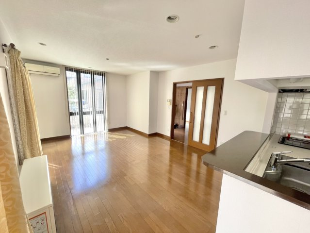 【中古戸建】前橋市青柳町の居間・リビング|■リビング｜落ち着きのある表情を見せるリビングダイニング。太陽の光がたっぷり差し込むリビングは、自然とご家族が集まる居心地の良い空間です。