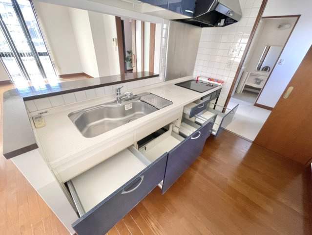 【中古戸建】前橋市青柳町のキッチン|■キッチン｜全スライド式収納キッチン♪お皿や鍋の出し入れもラクラクです（＾＾）